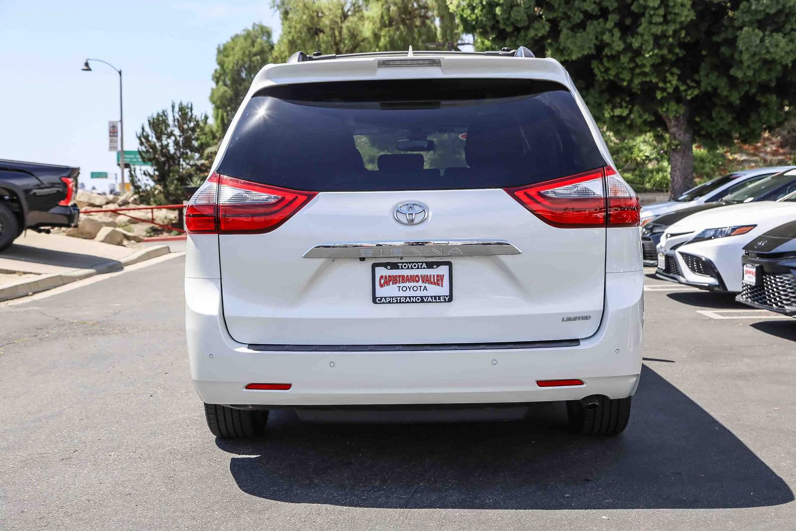 Certified 2020 Toyota Sienna Limited w/ Preferred Accessory Package FWD image 5