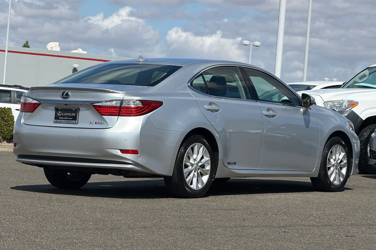 Used 2013 Lexus ES 300h w/ Luxury Pkg FWD image 2