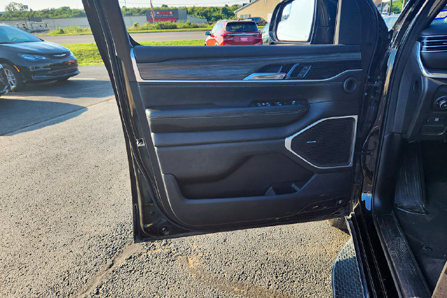 Used 2024 Jeep Wagoneer L Series II AWD/4WD image 22