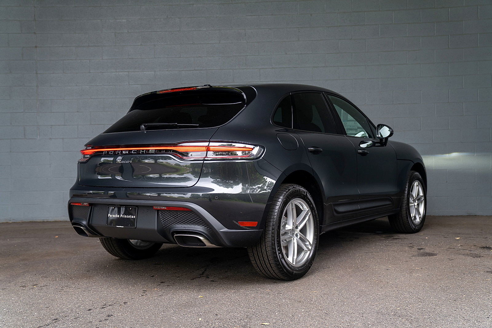 Used 2025 Porsche Macan Base image 27