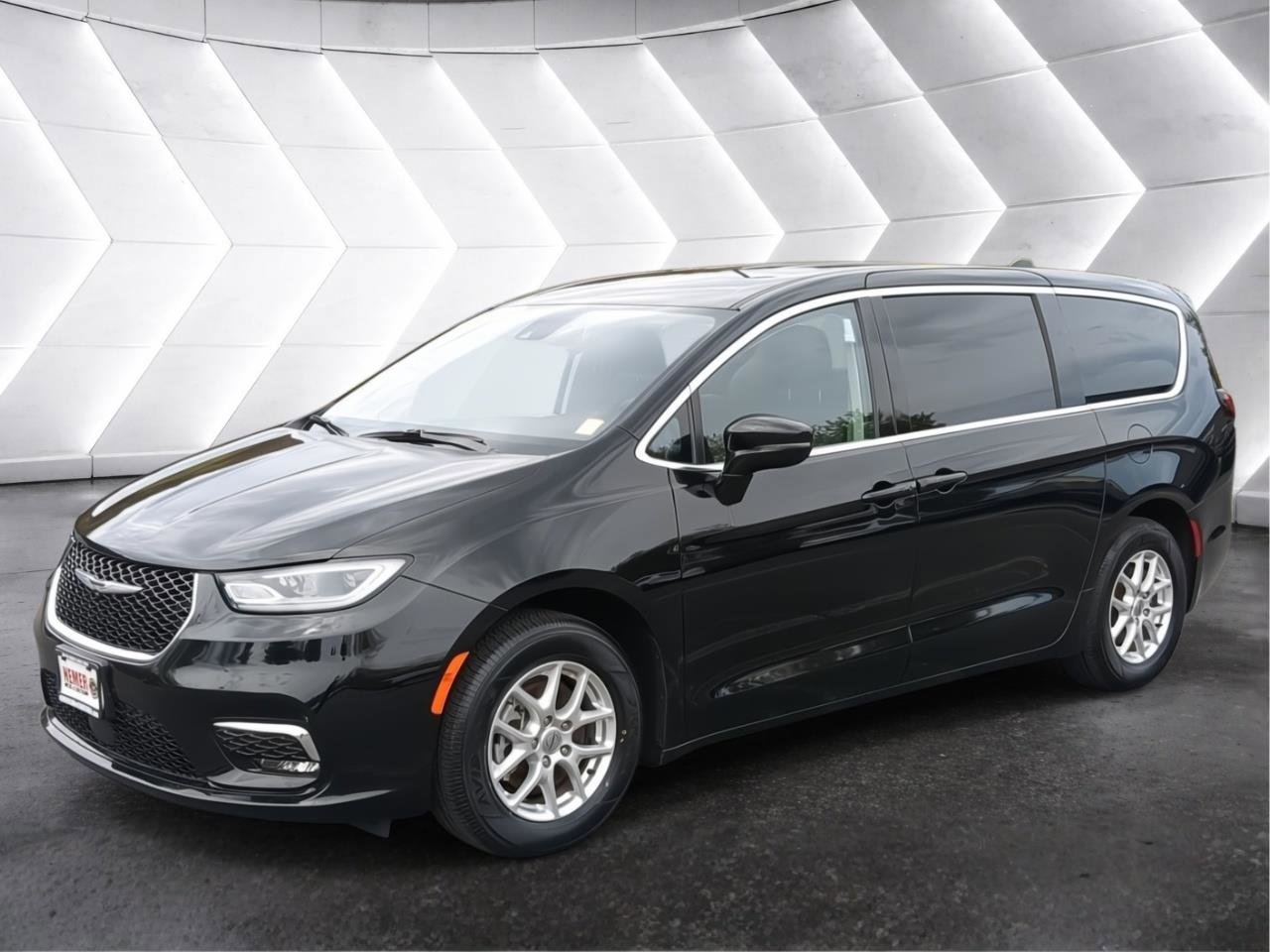 Used 2024 Chrysler Pacifica Touring-L FWD image 2