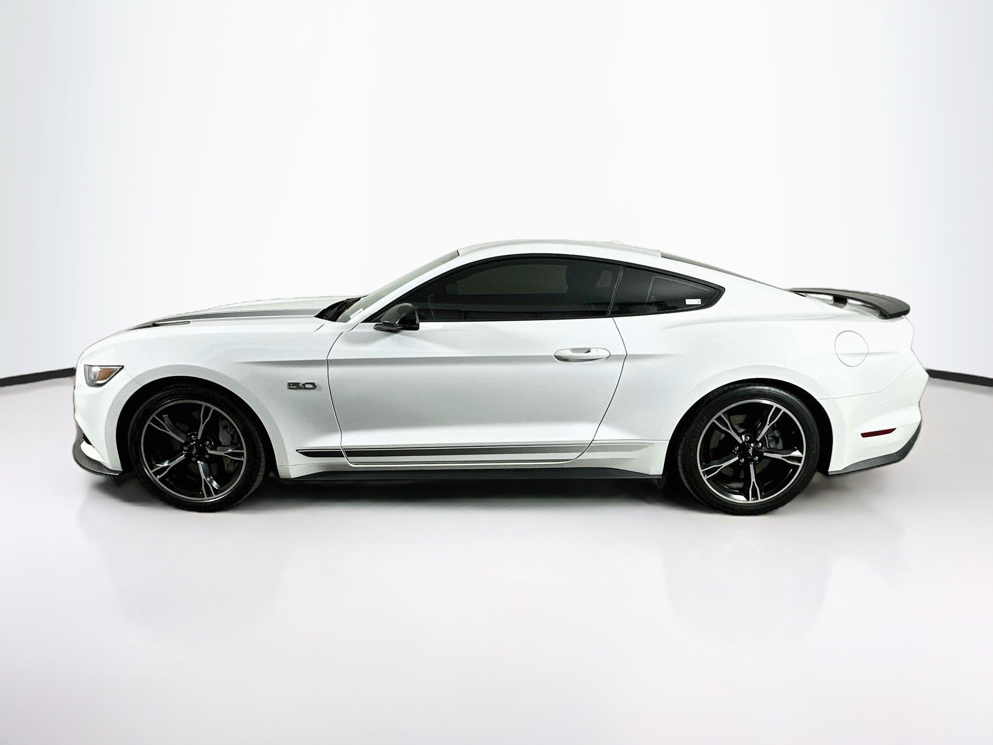 Used 2016 Ford Mustang GT Premium w/ Equipment Group 401A RWD image 4