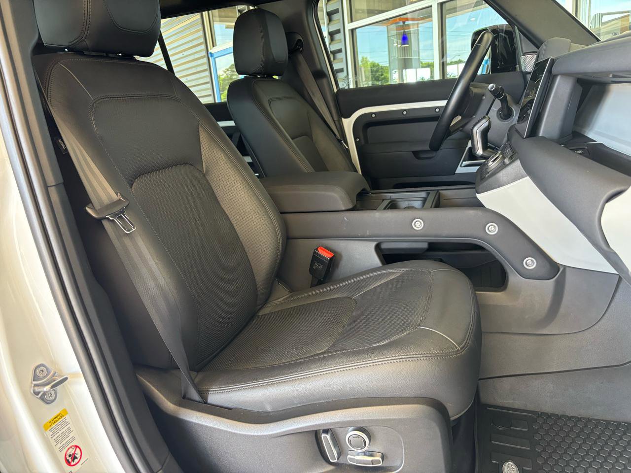 Used 2023 Land Rover Defender 130 SE image 28