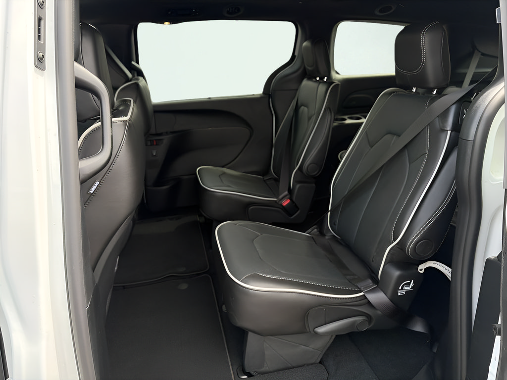 New 2027 Chrysler Pacifica Limited FWD image 12