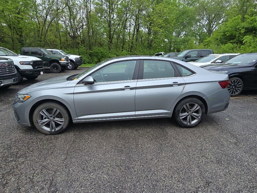 Used 2024 Volkswagen Jetta SE FWD image 3