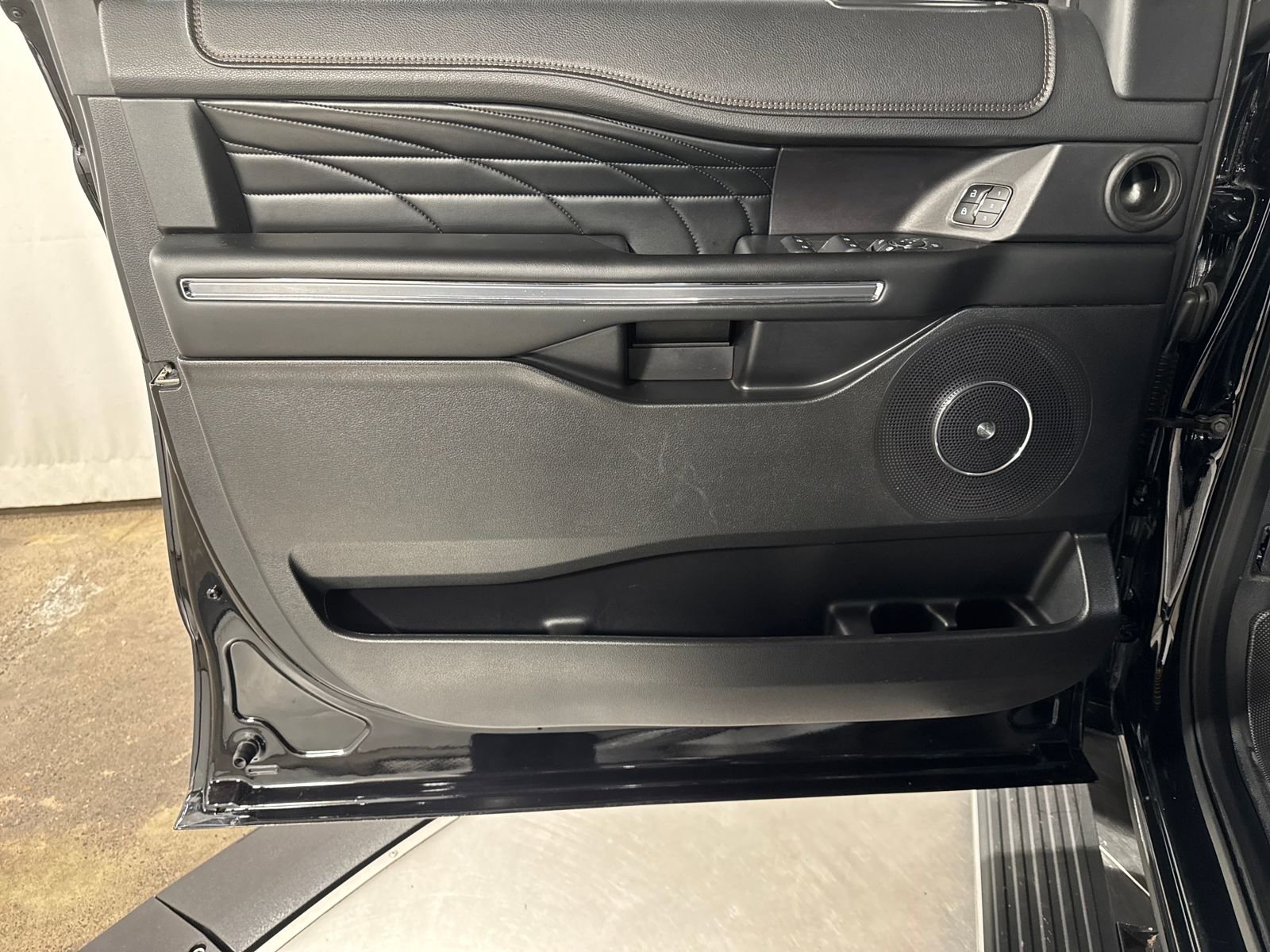 Used 2018 Ford Expedition Max Platinum image 25