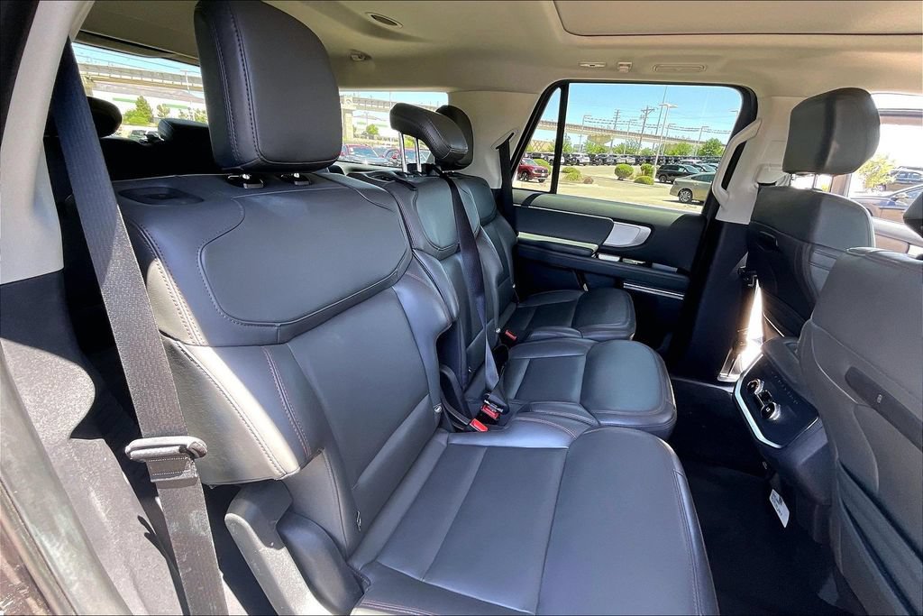 Used 2025 Ford Expedition Active AWD/4WD image 28