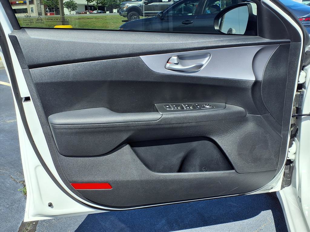 Used 2024 Kia Forte LXS w/ LXS Technology Package FWD image 4