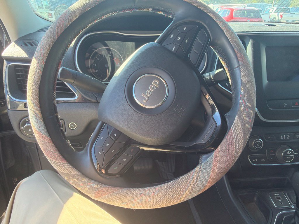 Used 2019 Jeep Cherokee Latitude Plus FWD image 10