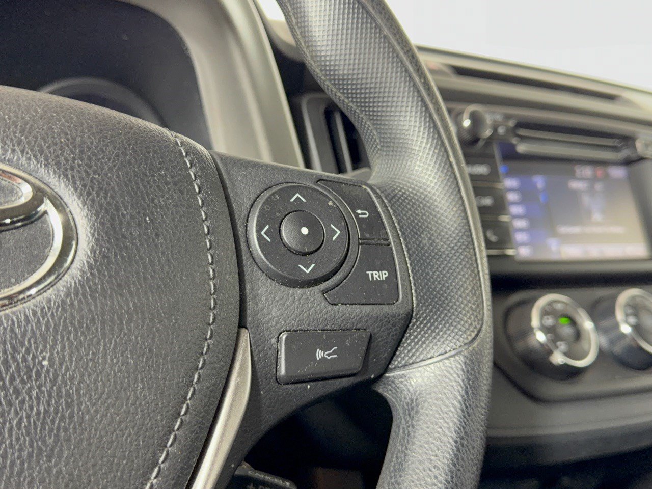Used 2018 Toyota RAV4 LE FWD image 19