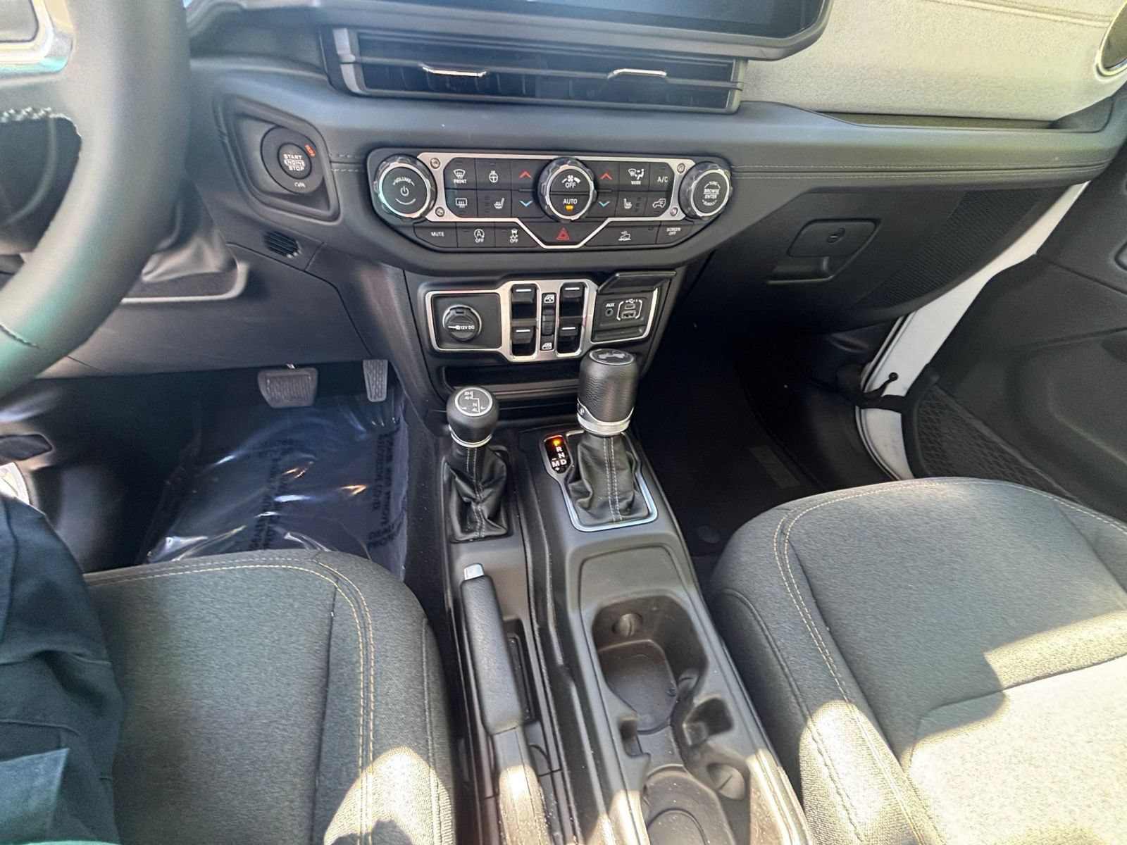 Used 2025 Jeep Wrangler Unlimited Sahara AWD/4WD image 37