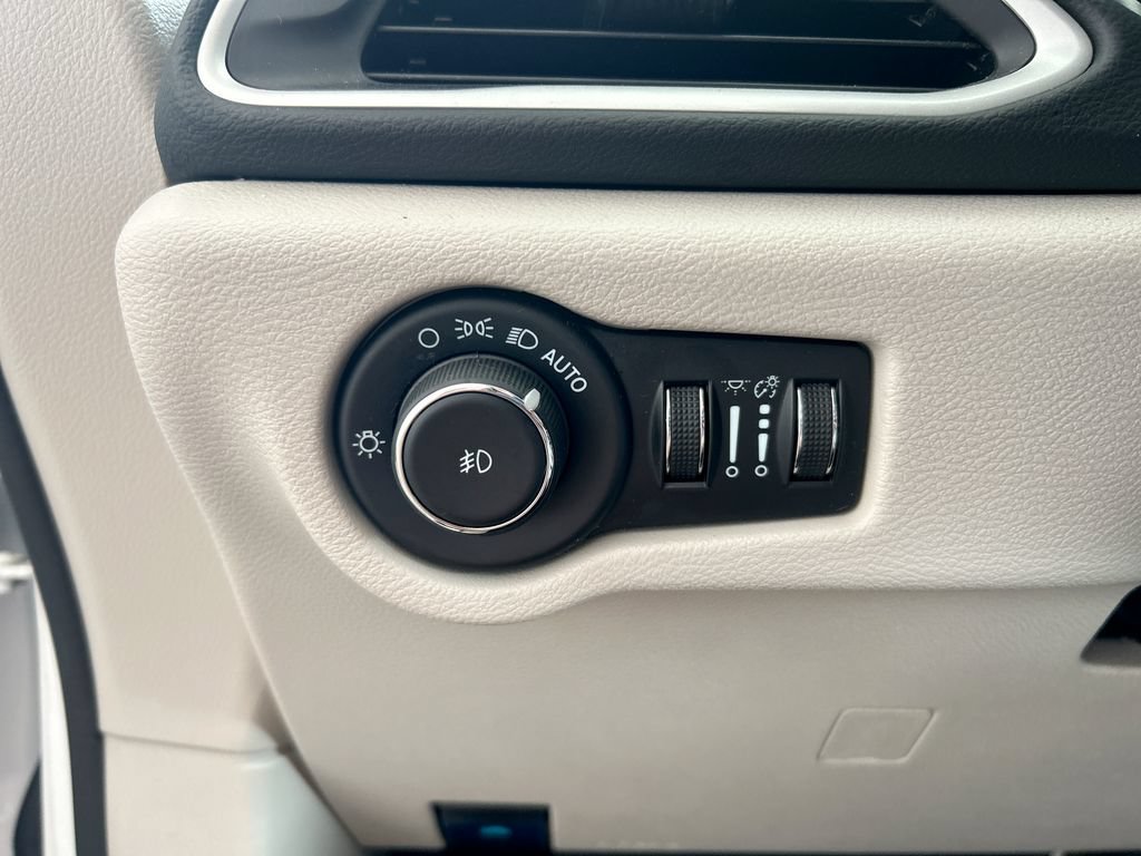 Used 2023 Chrysler Pacifica Touring-L FWD image 14