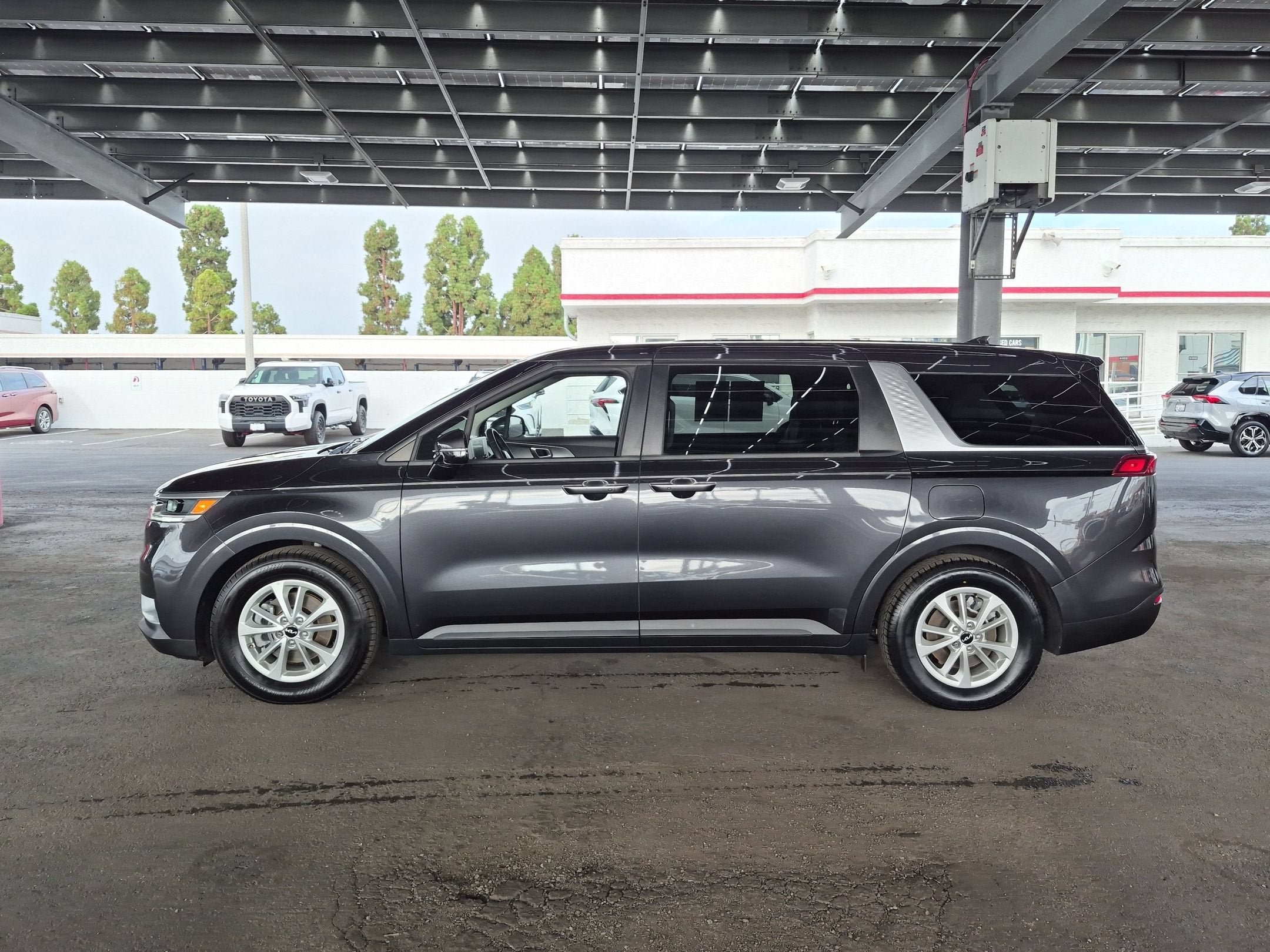 Used 2024 Kia Carnival LX FWD image 4