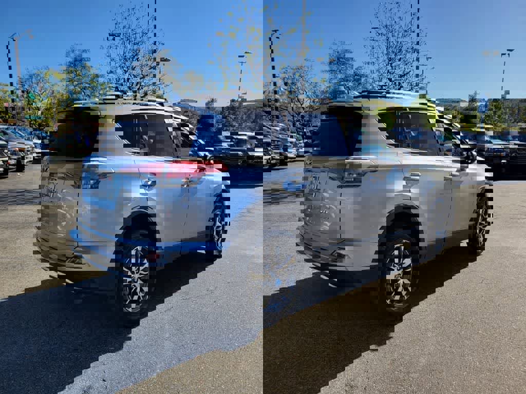 Used 2016 Toyota RAV4 XLE AWD/4WD image 7