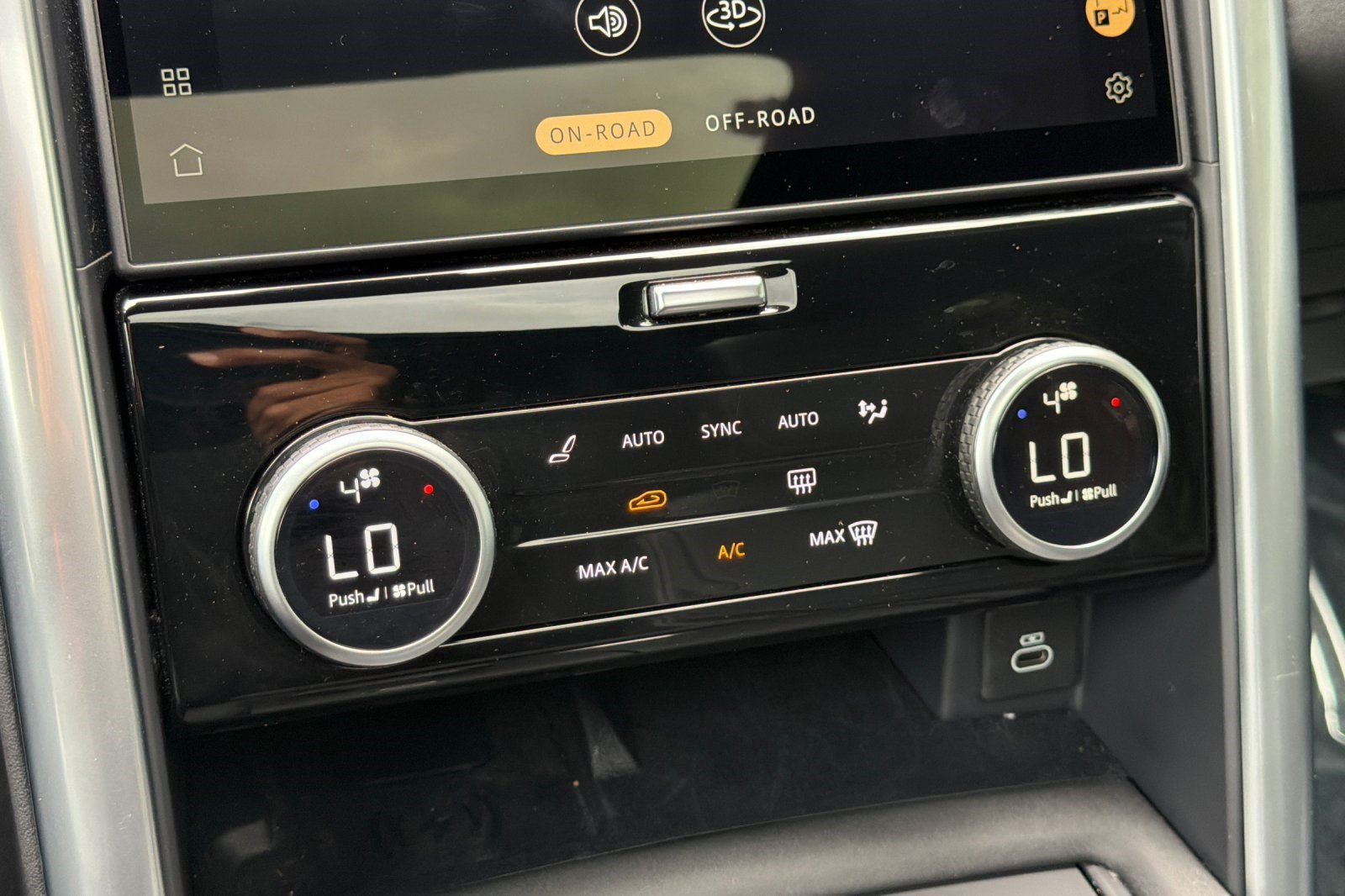 Certified 2025 Land Rover Discovery S AWD/4WD image 19