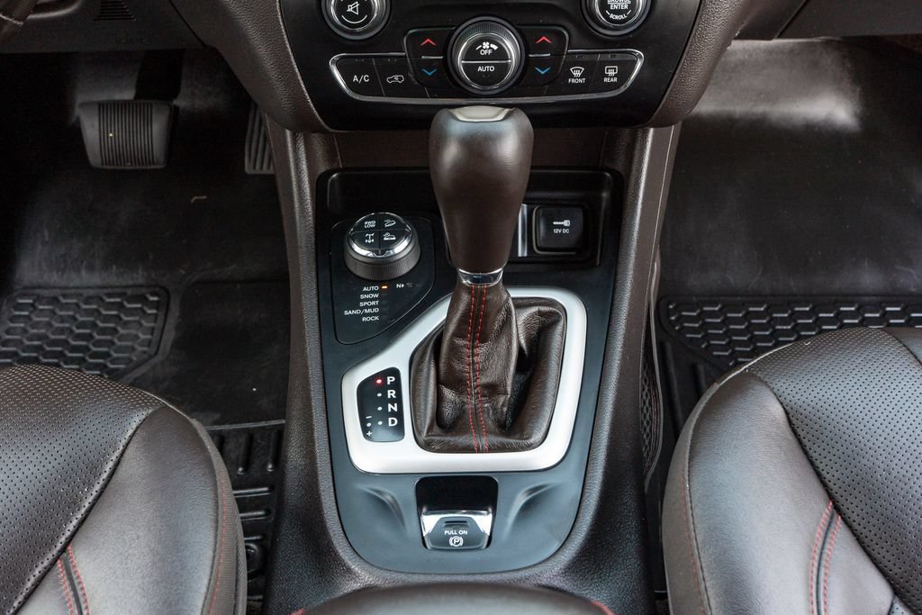 Used 2017 Jeep Cherokee Trailhawk AWD/4WD image 25