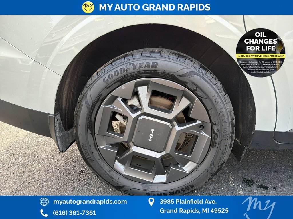 Used 2025 Kia Carnival EX FWD image 33