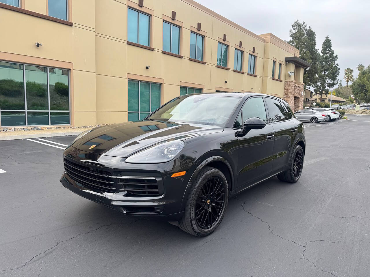 Used 2023 Porsche Cayenne Platinum Edition AWD/4WD image 1