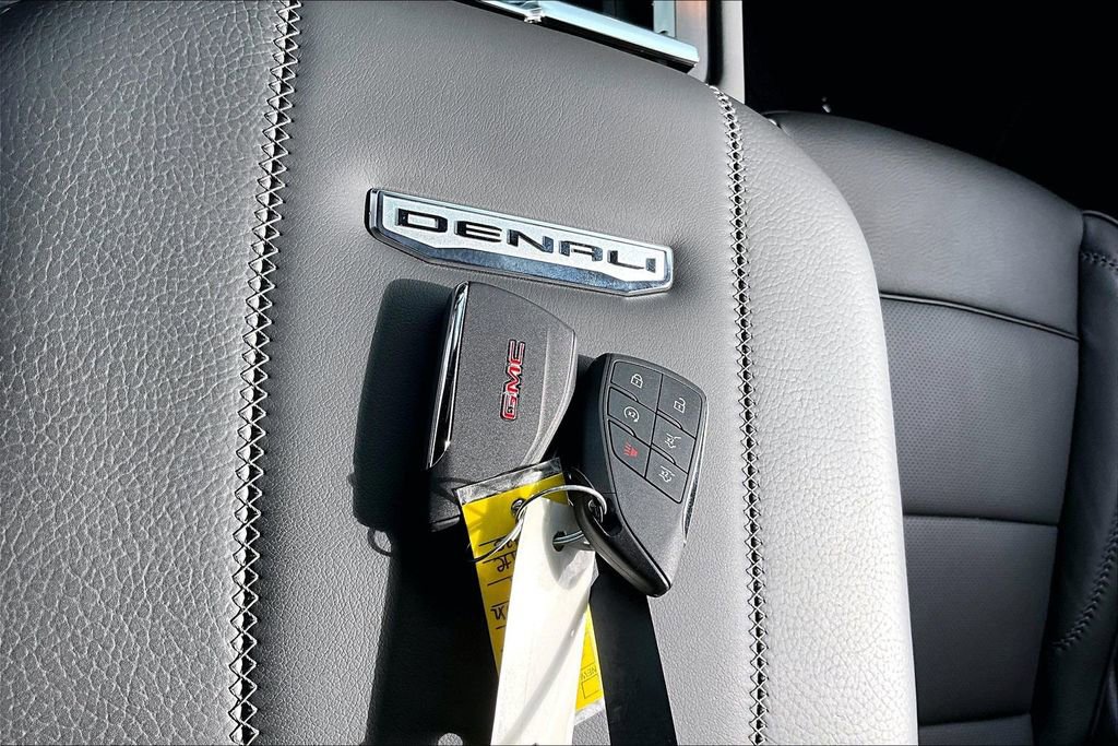 Used 2025 GMC Yukon XL Denali image 35