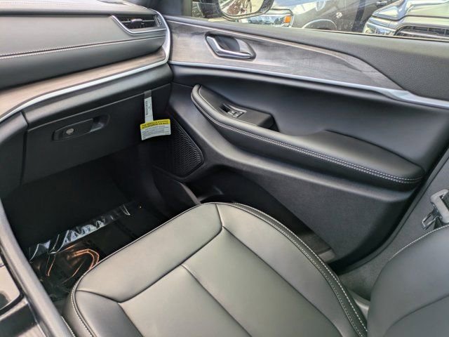 New 2025 Jeep Grand Cherokee Limited w/ Black Appearance Package image 15