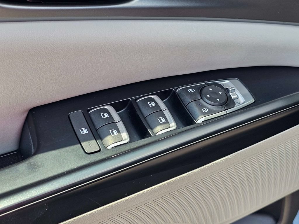 Certified 2023 Kia Carnival LX FWD image 17