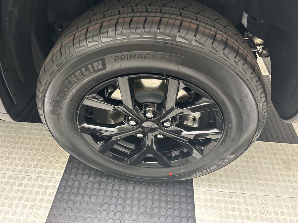 New 2025 Jeep Grand Cherokee Altitude AWD/4WD image 9