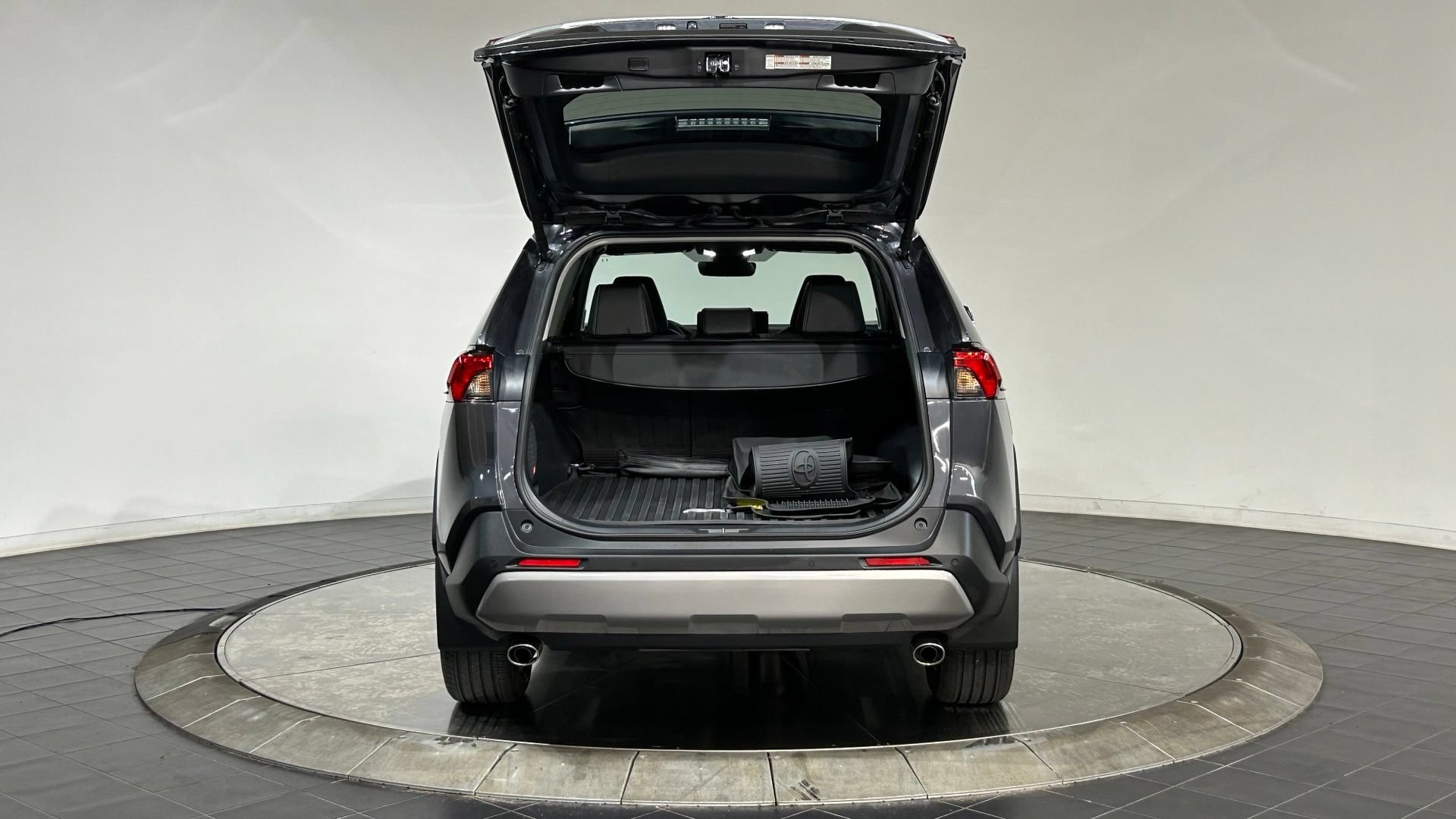 Used 2025 Toyota RAV4 Limited FWD image 31