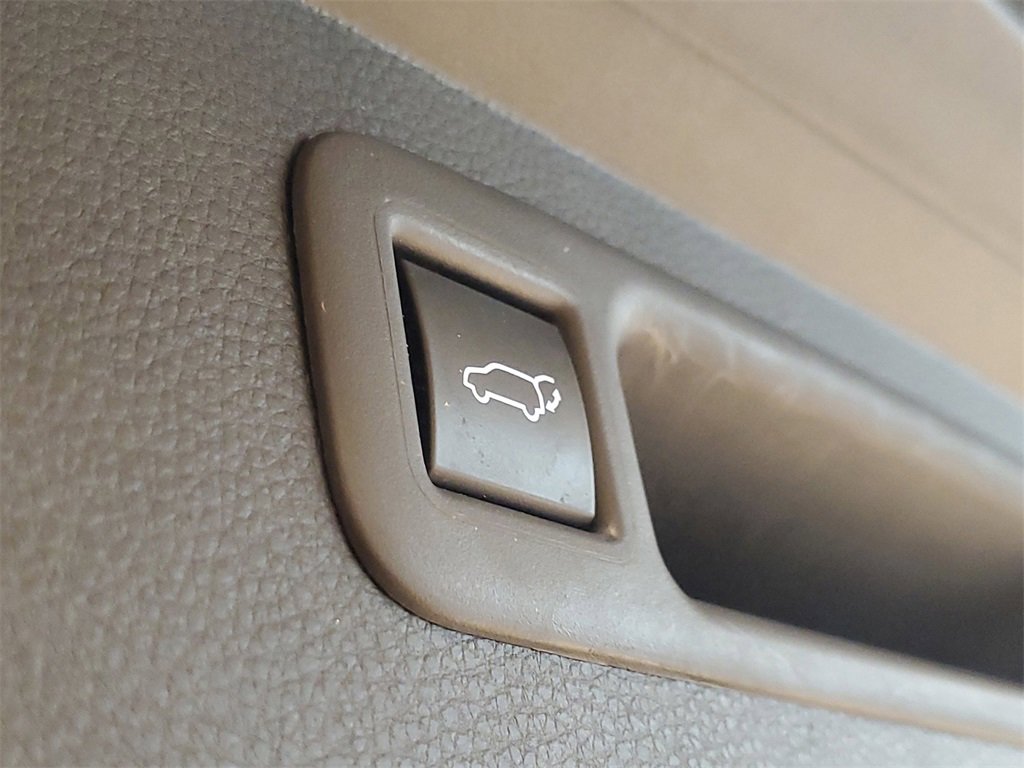 Certified 2023 Toyota Highlander LE image 9