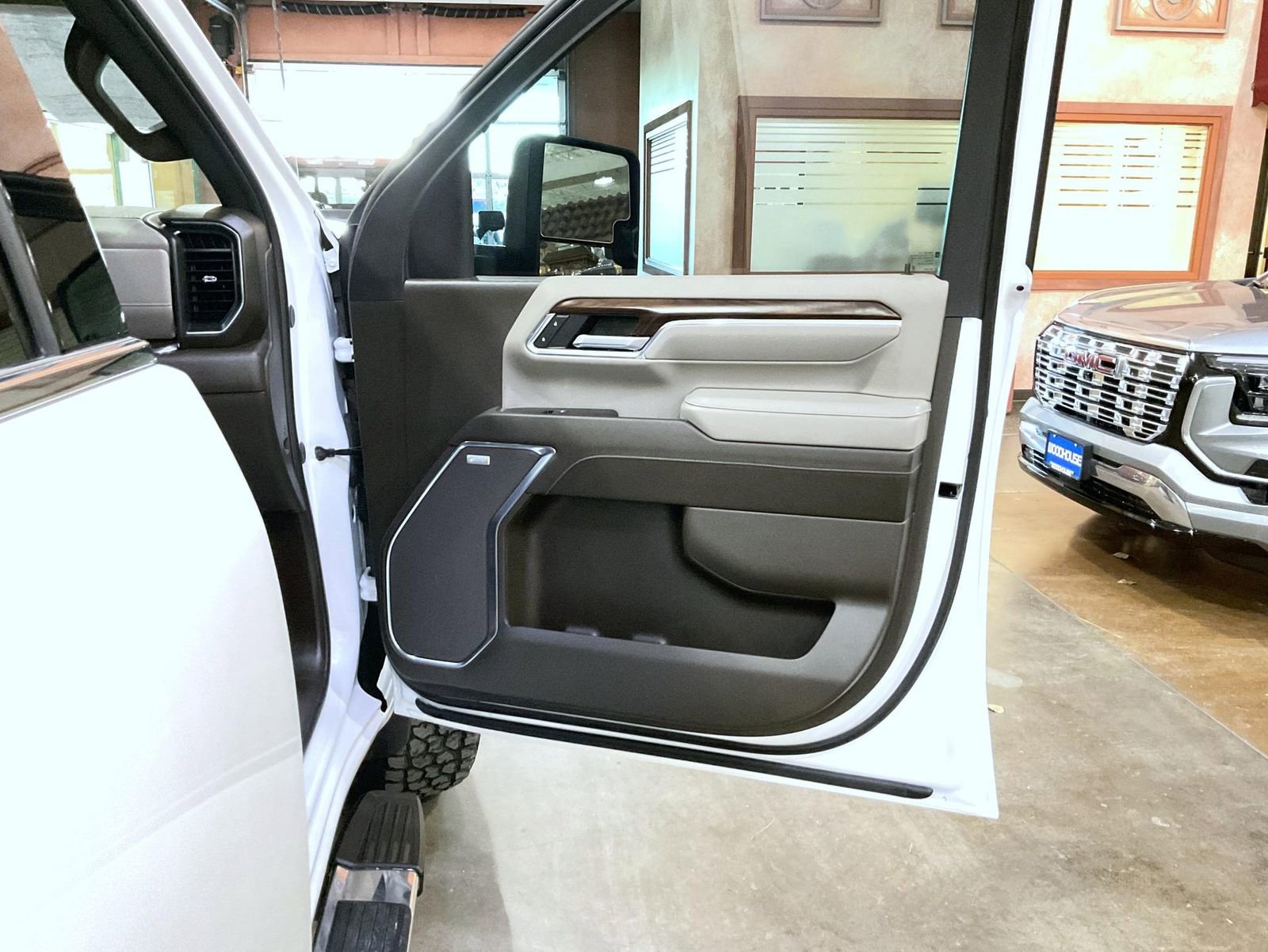 Used 2024 GMC Sierra 2500 SLT w/ SLT Premium Package image 16