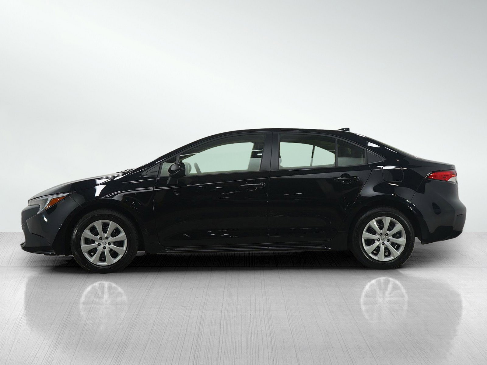 Used 2025 Toyota Corolla LE image 2