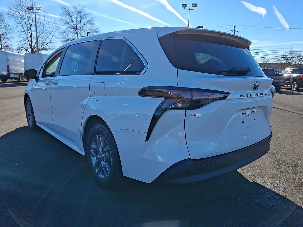 Used 2023 Toyota Sienna LE image 4