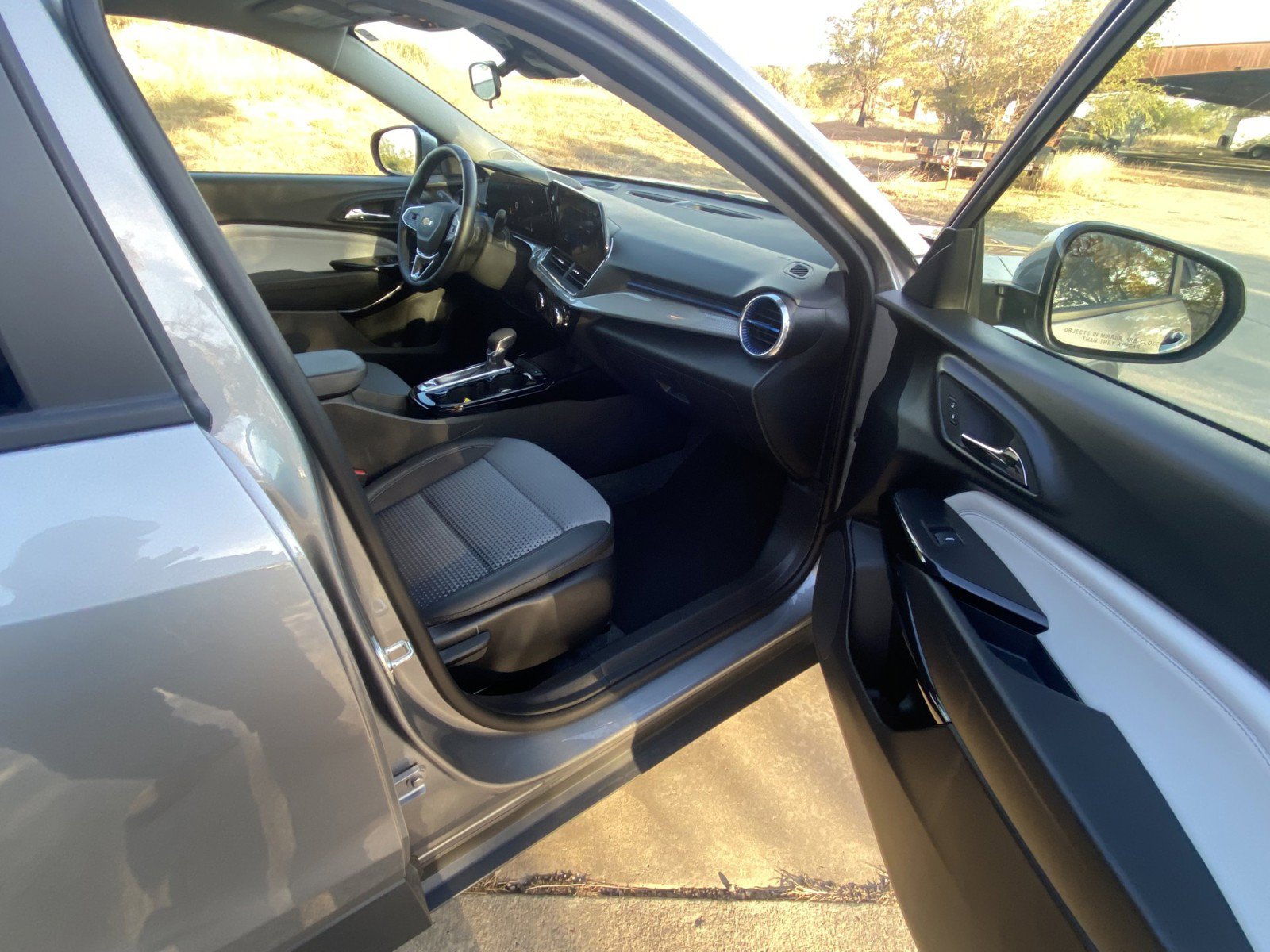 Used 2025 Chevrolet Trax LT w/ LT Convenience Package FWD image 16