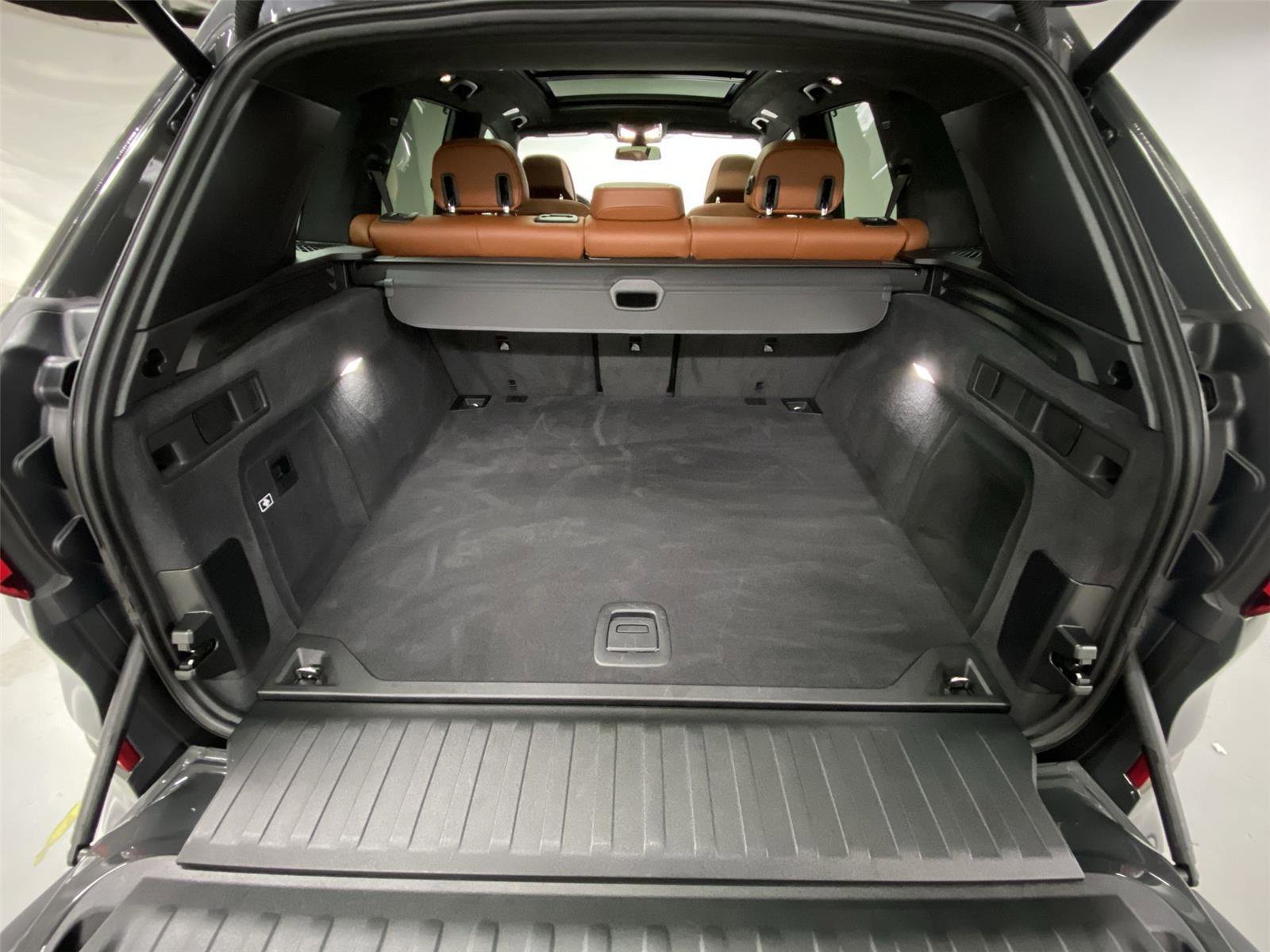 Used 2021 BMW X5 M50i w/ Executive Package image 25