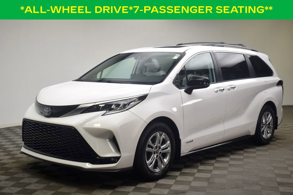 Used 2021 Toyota Sienna XSE w/ XSE Plus Package image 3