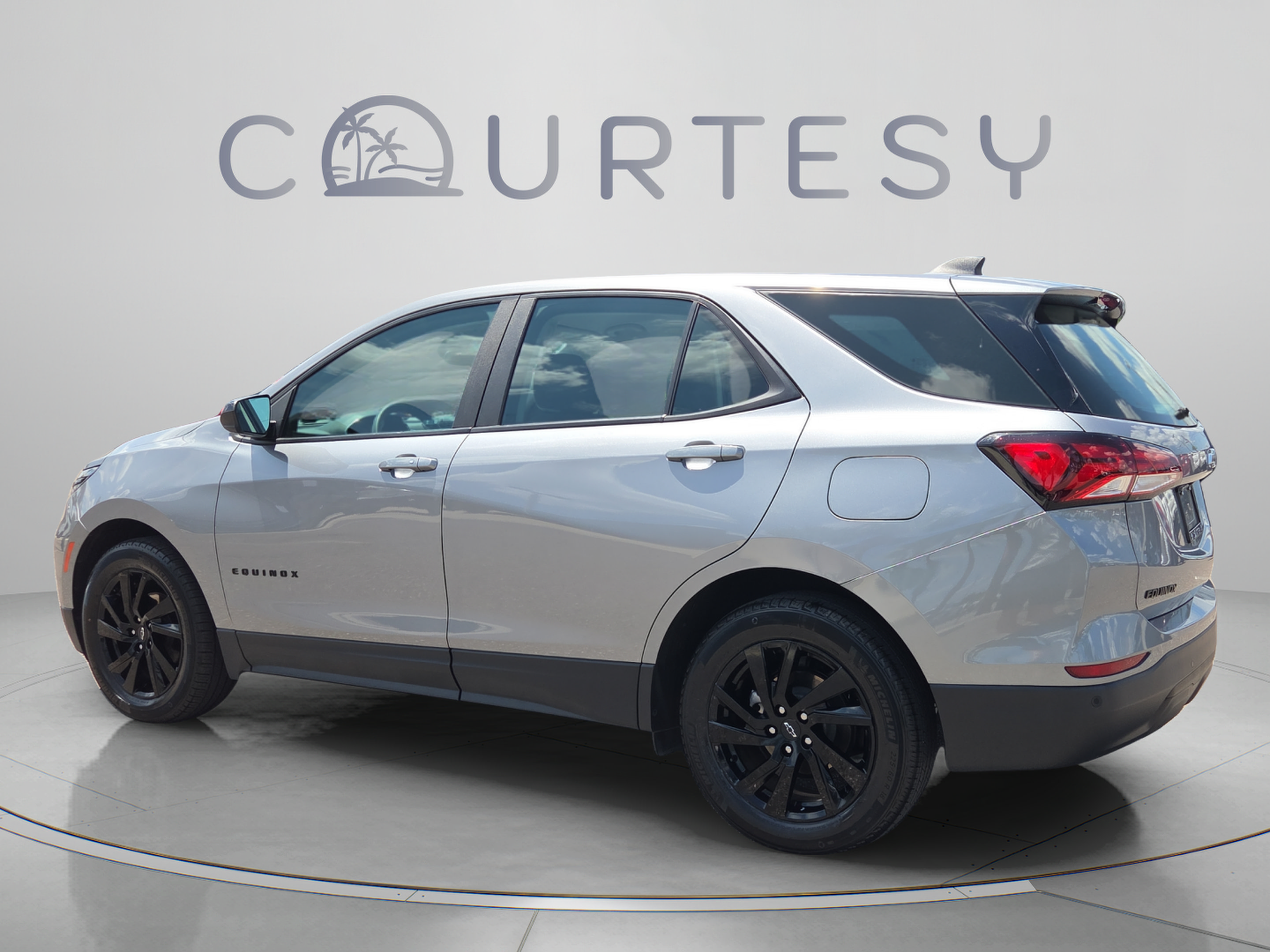 Used 2023 Chevrolet Equinox LS w/ Sport Edition FWD image 3