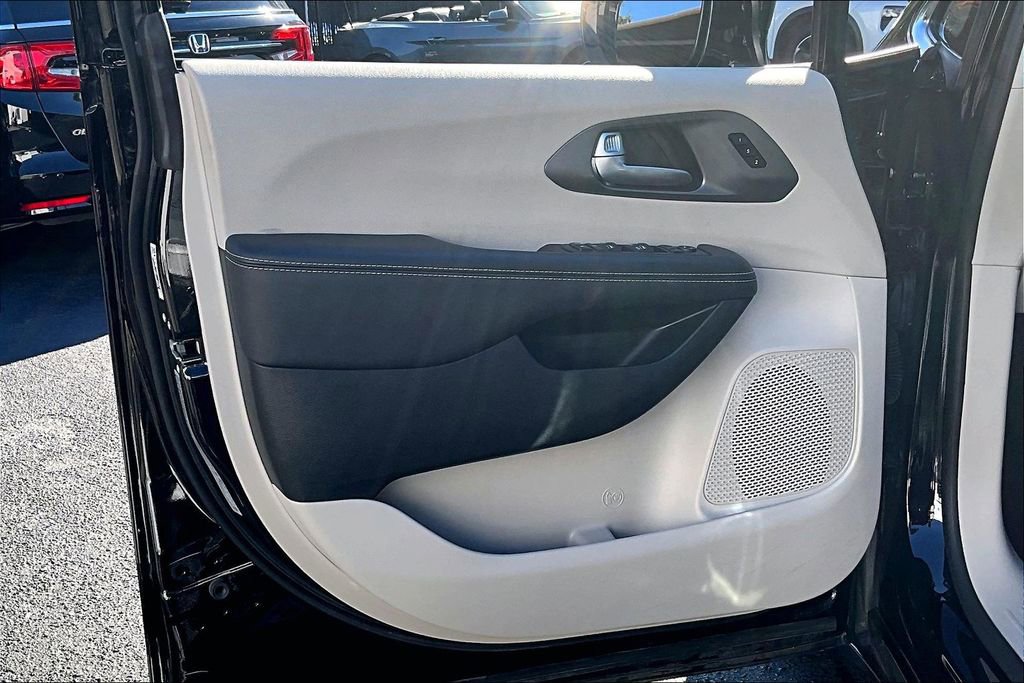 Used 2024 Chrysler Pacifica Touring-L image 18