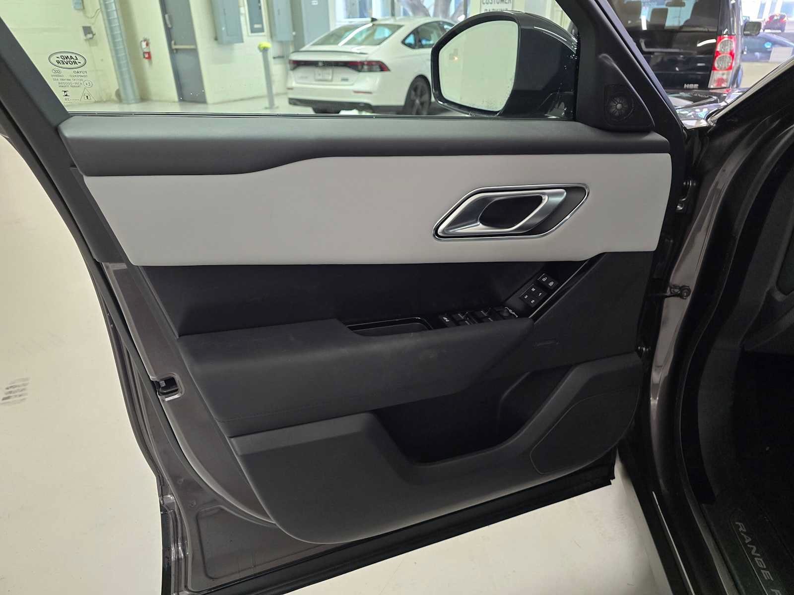 Used 2026 Land Rover Range Rover Velar Dynamic SE AWD/4WD image 19