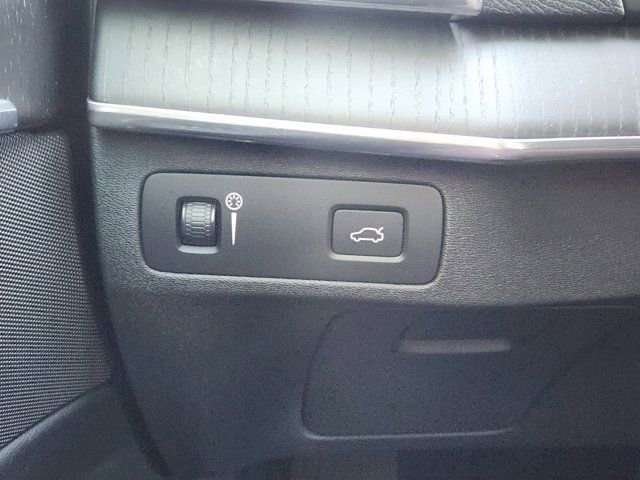 Used 2020 Volvo XC90 T6 Momentum image 23