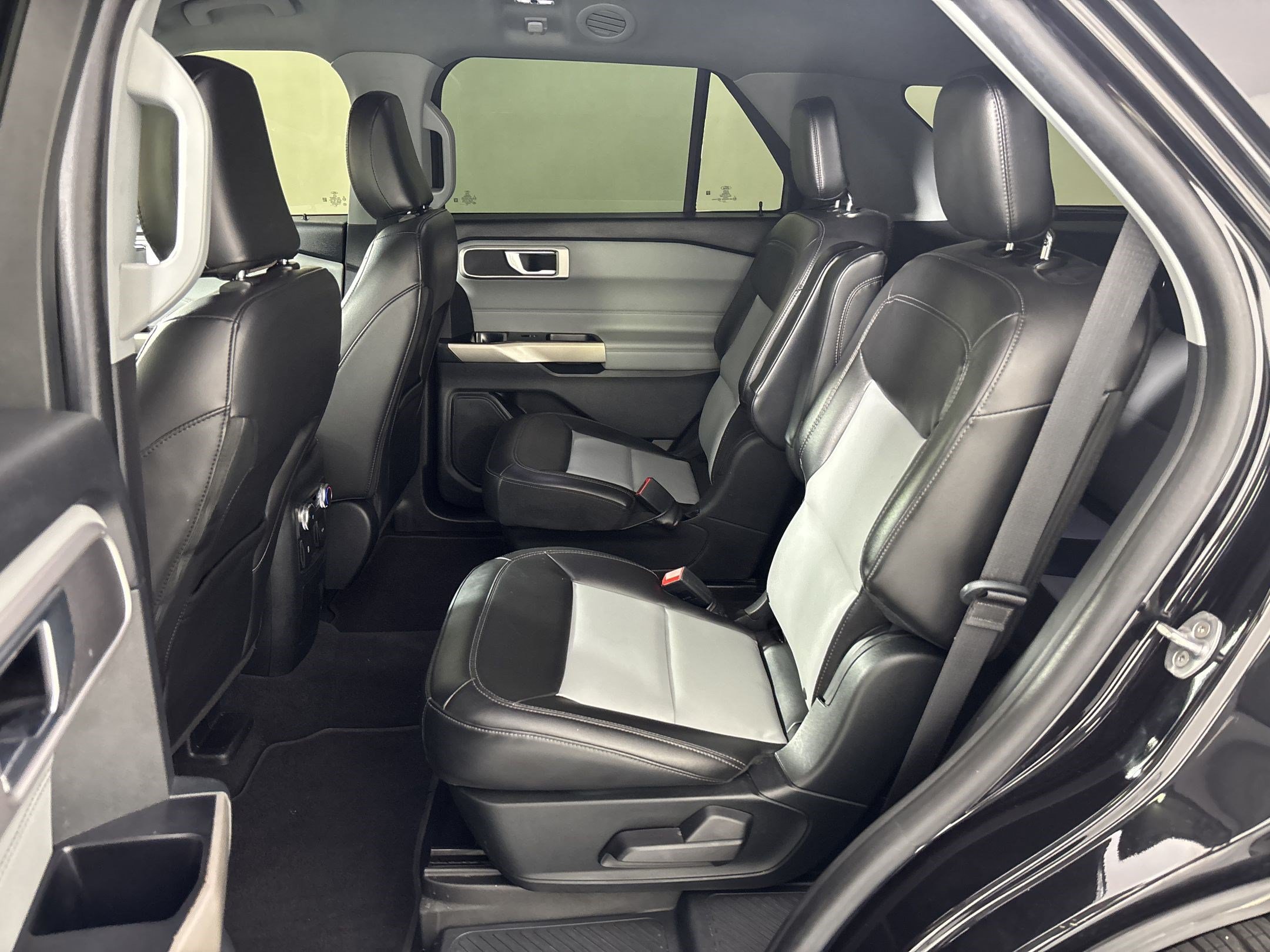 Used 2022 Ford Explorer XLT w/ Equipment Group 202A RWD image 23