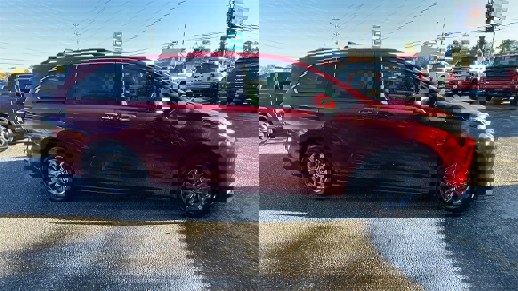 Used 2025 Toyota Sienna XLE image 4