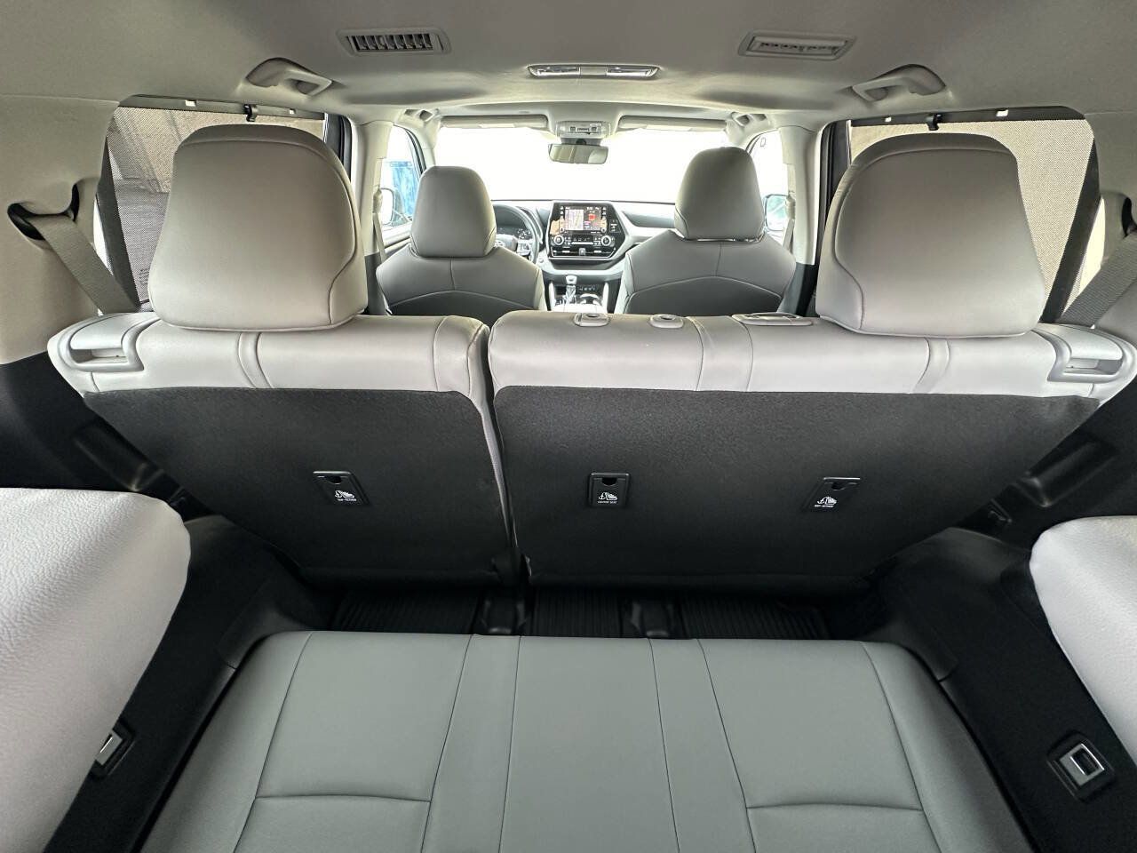 Used 2020 Toyota Highlander XLE FWD image 17