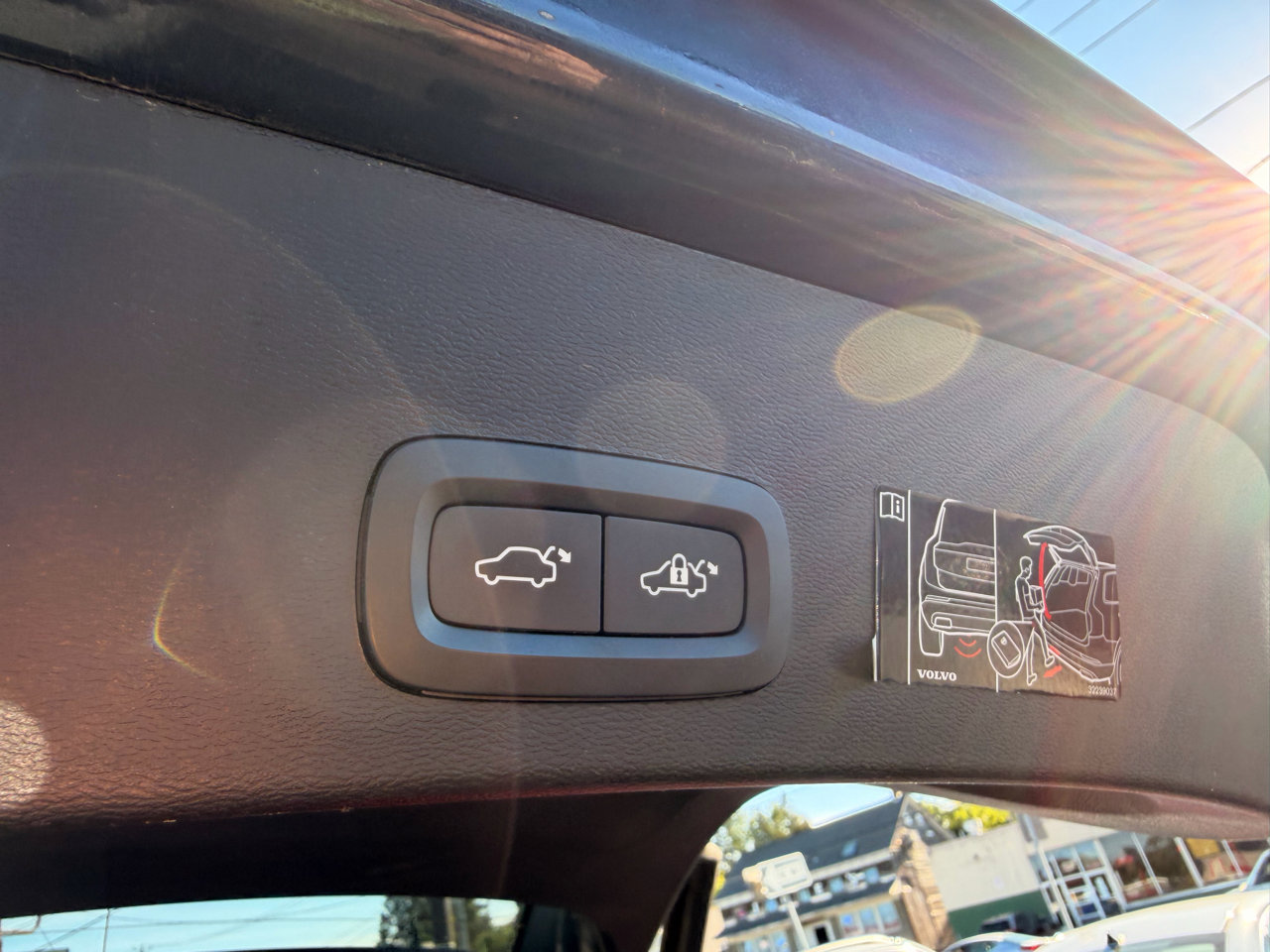 Used 2022 Volvo XC40 P8 Recharge Plus image 21