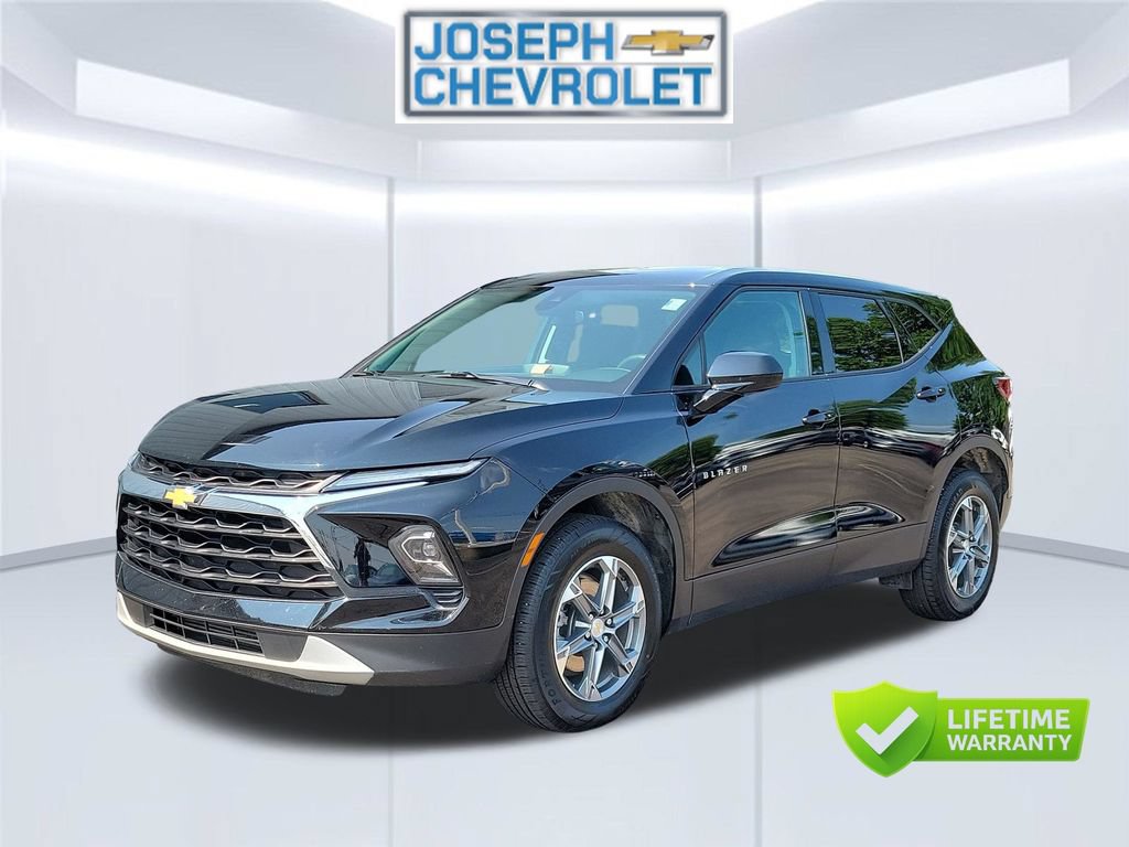 Used 2025 Chevrolet Blazer LT AWD/4WD image 2