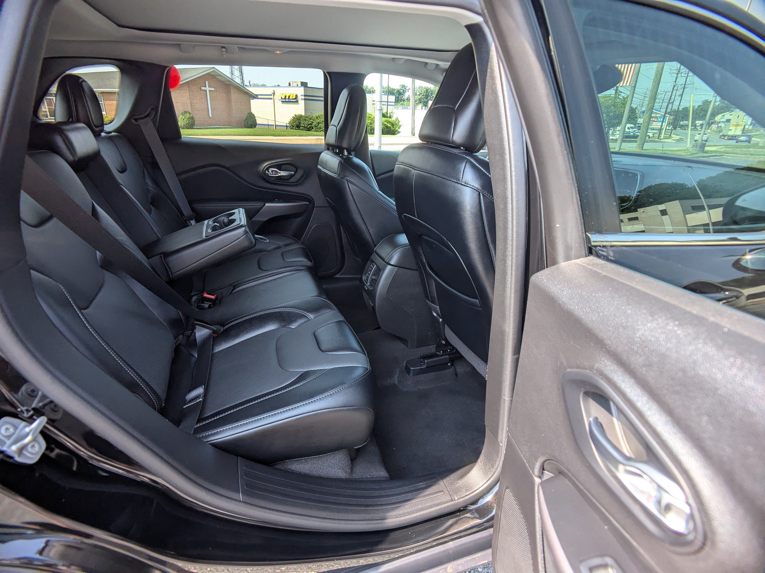Used 2022 Jeep Cherokee Limited AWD/4WD image 13