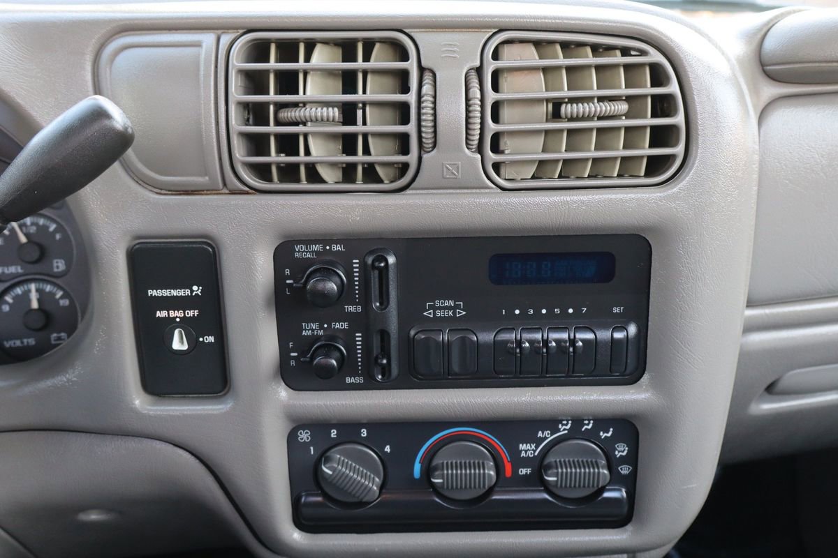 Used 2000 GMC Sonoma SL w/ Cold-Climate Pkg image 25