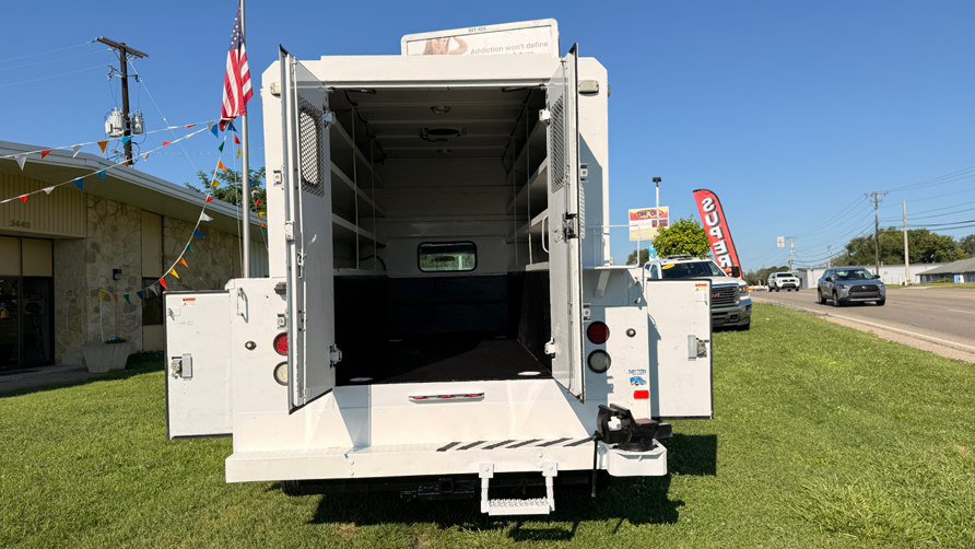 Used 2015 Ford F550 2WD Regular Cab Super Duty image 4