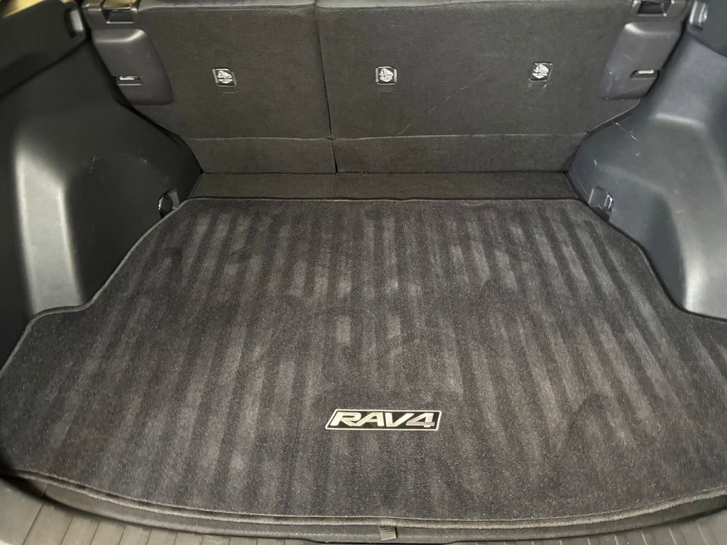 Used 2020 Toyota RAV4 XLE w/ XLE Grade Weather Package AWD/4WD image 21