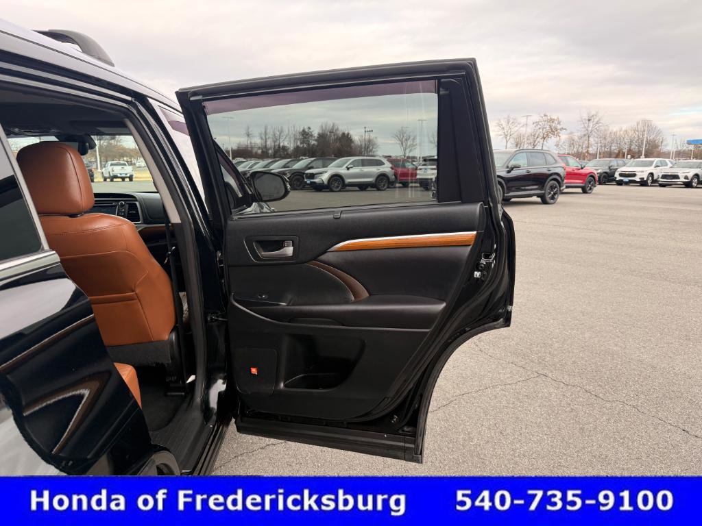Used 2017 Toyota Highlander Limited image 18
