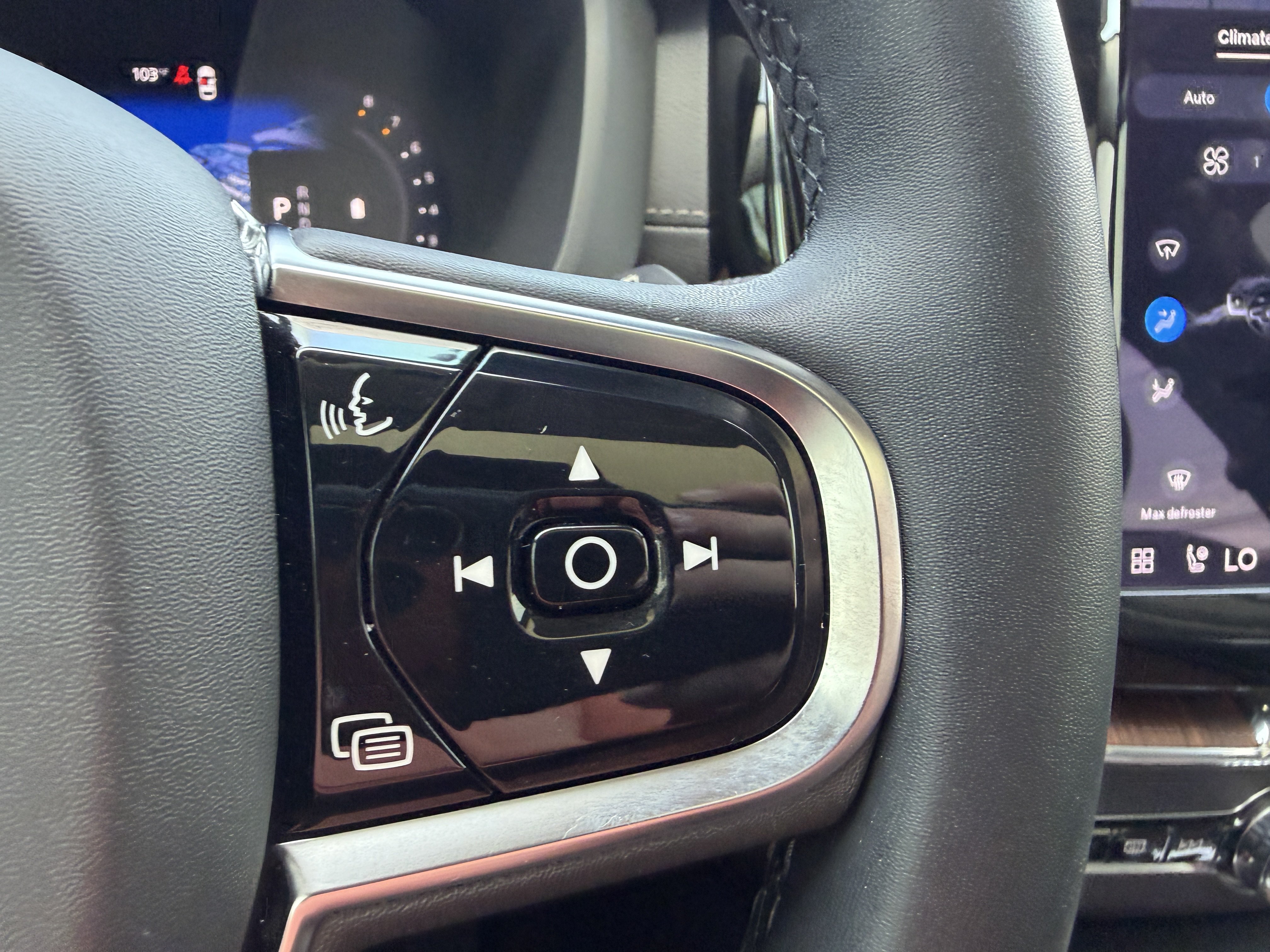 Certified 2023 Volvo XC60 B5 Ultimate w/ Climate Package FWD image 30