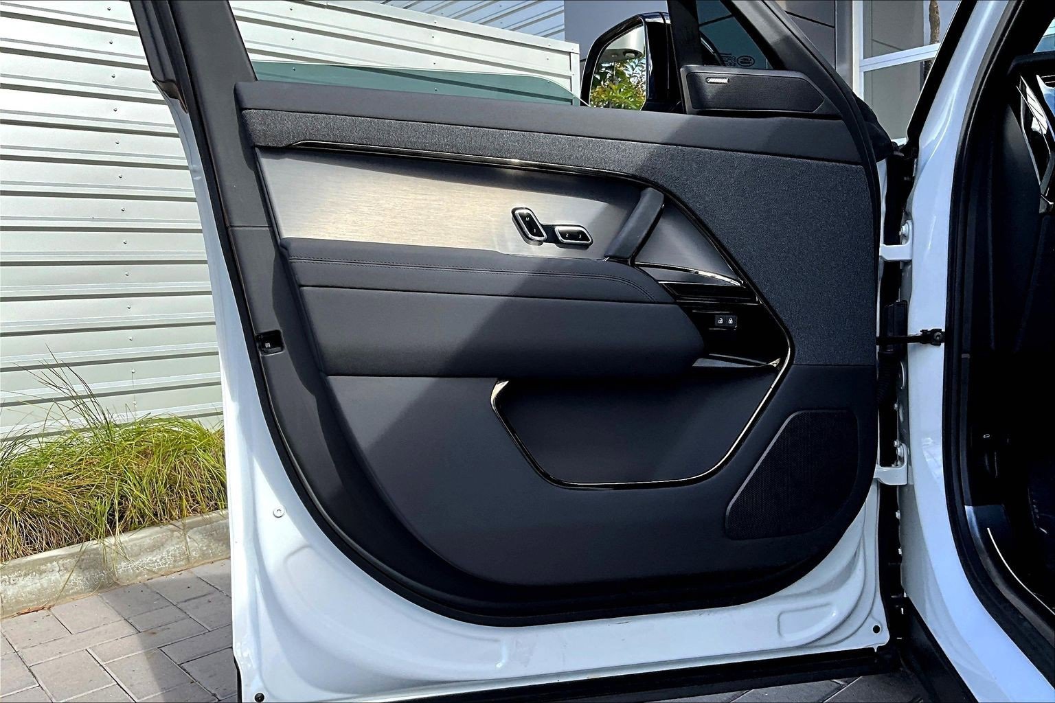 Used 2025 Land Rover Range Rover Sport SE image 23